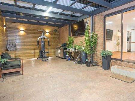 LARGE FAMILY HOME - Photo 5