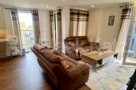 Flooded with natural light & boasting size, quality & location - Photo 2