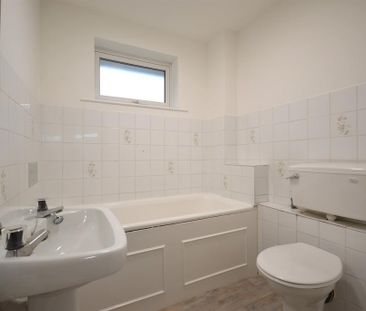 3 bedroom end of terrace house to rent - Photo 4