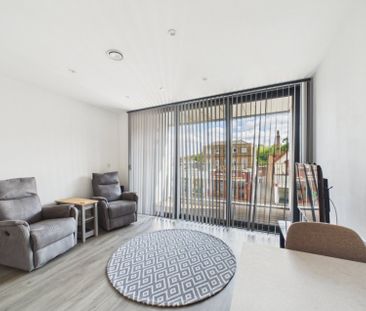 Kempton House, London Square, 122 High Street,TW18 - Photo 5