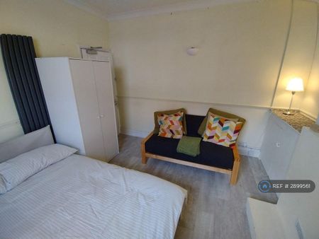 1 bedroom in a house share to rent - Photo 3