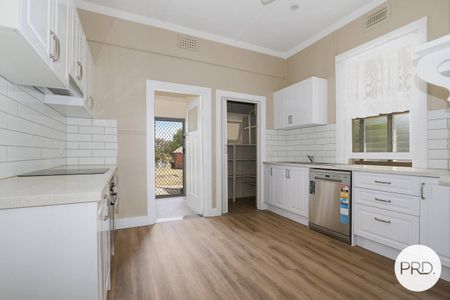 THREE BEDROOM HOME WITH REAR LANE ACCESS! - Photo 5