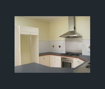 Charming Central Geelong Home – Walk to CBD, Waterfront & Stadium - Photo 3