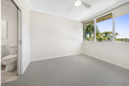 Freshly refurbished park side family home - Photo 4