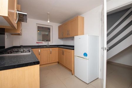 3 bedroom end of terrace house to rent - Photo 5