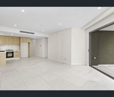 Luxurious 2 Bedroom Apartment With Unobstructed Water Views - Photo 2