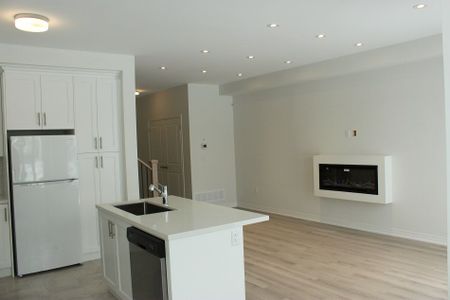 For Lease - 107 Schmeltzer Crescent, Richmond Hill, Ontario - Photo 3