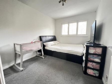 2 Bed Flat, Waterside Close, IG11 - Photo 4