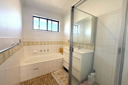 SPACIOUS FOUR BEDROOM TOWNHOUSE - Photo 2