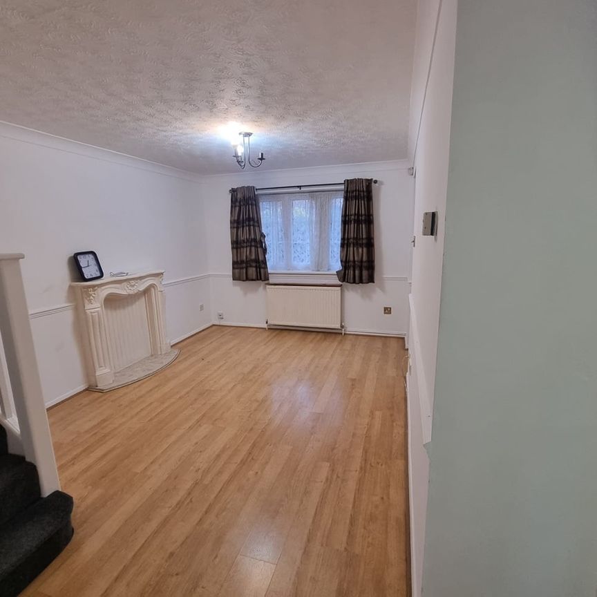 3 Bed Terraced House, Express Drive, IG3 - Photo 1