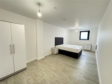 3 bedroom Flat To Rent - Photo 2