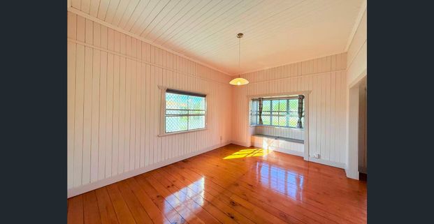 Beautiful High-Set Timber Home with Newly Renovated Bathroom! Walk to Darra Train Station! - Photo 1