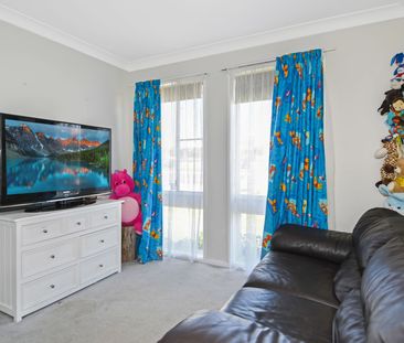 Comfortable Three Bedroom Home with Spacious Backyard - Photo 2