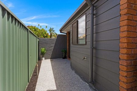 Stylish 2-Bedroom End-Unit in Quiet Cul-de-Sac - Photo 4