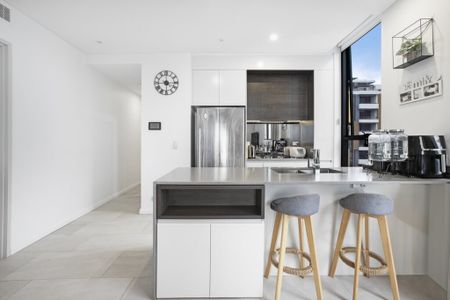 Exceptional Contemporary Designer Living - Photo 3