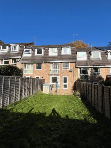 5 Bed Terraced House, Knighton Close, RG4 - Photo 5