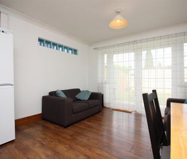 4 bedroom end of terrace house to rent - Photo 2