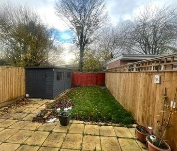 3 bed terraced house to rent in Griffin Close, Slough, SL1 - Photo 2
