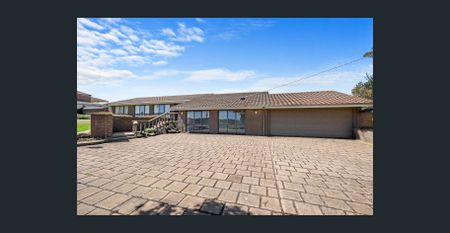 Large Executive Property - Photo 3