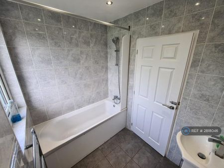 3 bedroom semi-detached house to rent - Photo 2