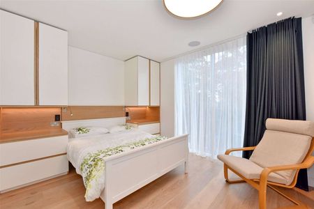 Available from January 2025 - July 2025. A beautiful riverside home architecturally designed to an exacting standard. - Photo 5