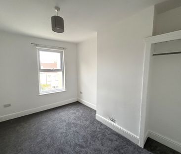 A Newly modernised Three-Bedroom Terraced home - Photo 5