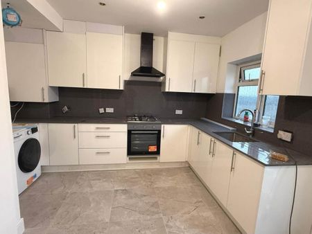 4 bedroom semi-detached house to rent - Photo 5