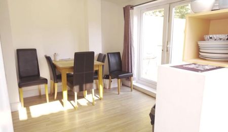 5 bedroom semi-detached house to rent - Photo 3