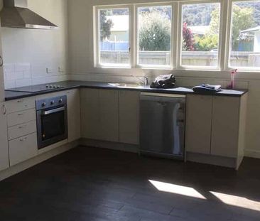 FAMILY HOME IN WAINUOMATA - Photo 2