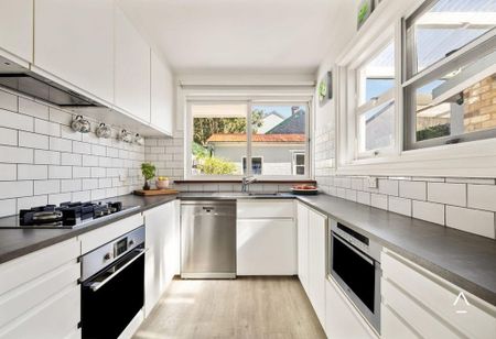 Expansive Period Home Opposite Alexandria Park – Space, Style & Character - Photo 5