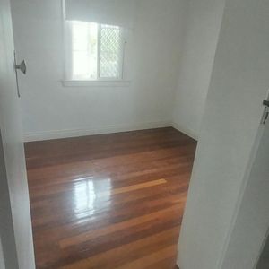 Wynnum West - Photo 3