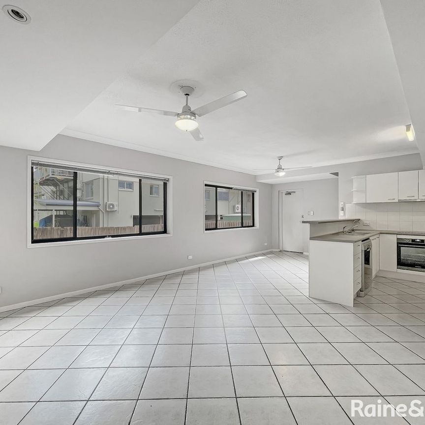 A Quiet & Convenient Townhouse - Close to Transport, Shops and Schools - Photo 1