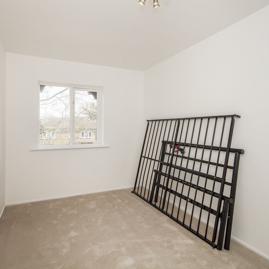 Flat to rent - Thicket Grove, London, SE20 - Photo 1