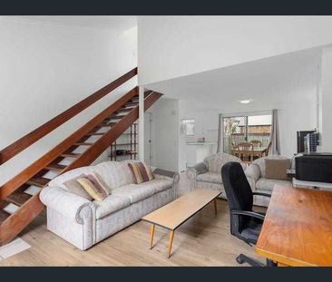 Spacious Two Bedroom Unit in Great Location! - Photo 6