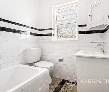 Spacious Art Deco Charm in the Heart of Croydon - Photo 3