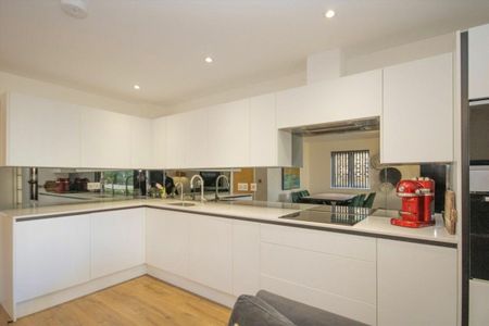 South Bank, Surbiton, KT6 - Photo 4