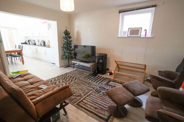 To Rent Ensbury Avenue, Ensbury Park, Bournemouth, BH10 £3,300 pcm Tenancy Info - Photo 1