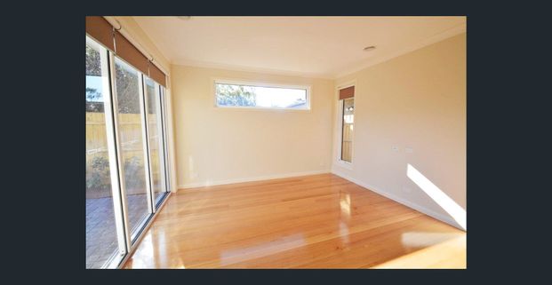 IMPRESSIVE TOWNHOUSE IN MOUNT WAVERLEY SCHOOL ZONE (STSA) - Photo 1