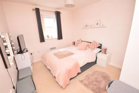 Reins Croft, Neston - Photo 3