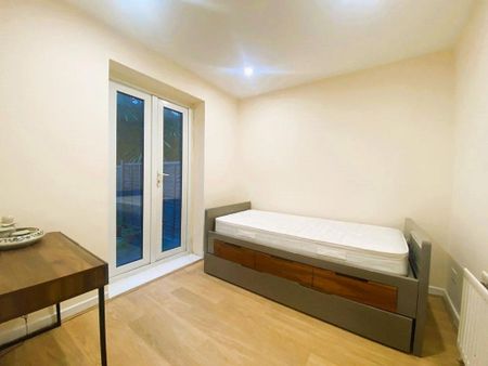 4 bedroom terraced house to rent - Photo 4