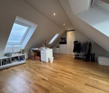 Bel appartement de 3 pièces dans les combles avec poutres apparentes - Foto 1
