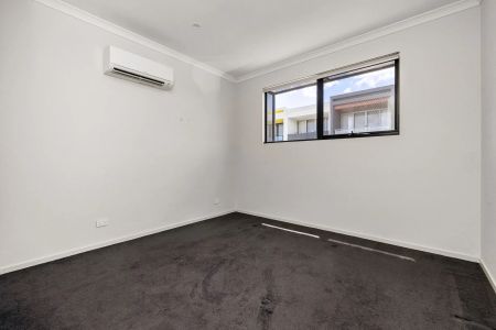 Light-Filled Three-Bedroom Loft Home in a Prized Location - Photo 3