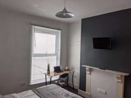 5 bedroom terraced house to rent - Photo 3