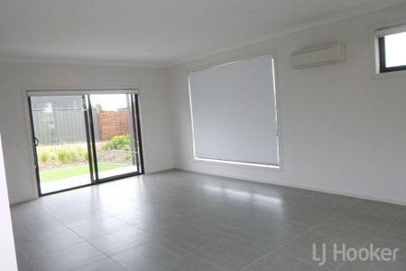 Three Bedroom Ensuite Terrace House in Googong - Photo 2