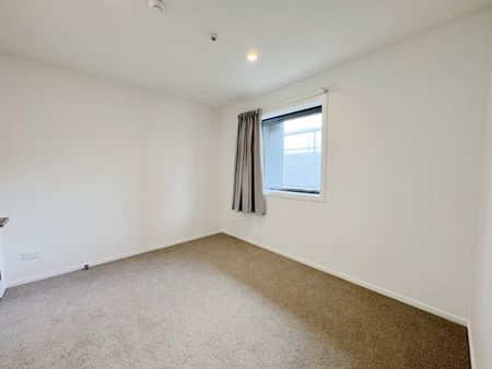 Be First to Live Here! Freshly Renovated 3 Bedroom Apartment - Photo 3