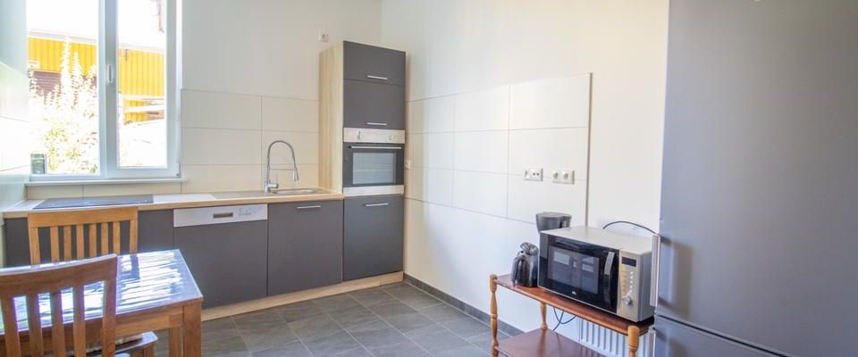 Möblierte 2-Zimmer Erdgeschosswohnung mit Terasse und Stellplatz - Foto 1