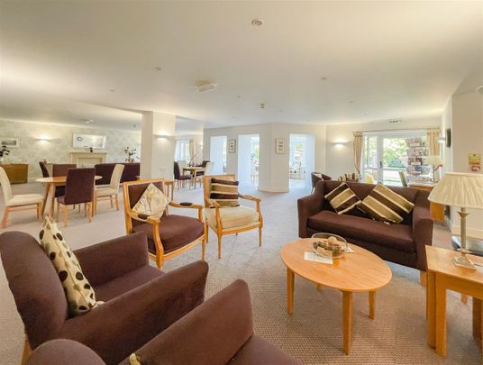 Jevington Gardens, Eastbourne - Photo 1