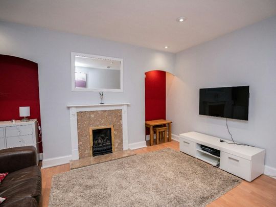 Flat to rent on - Photo 1