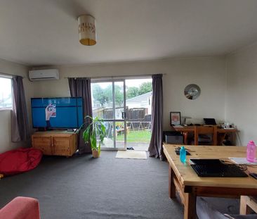 Town house with fenced garden and garage - Photo 4