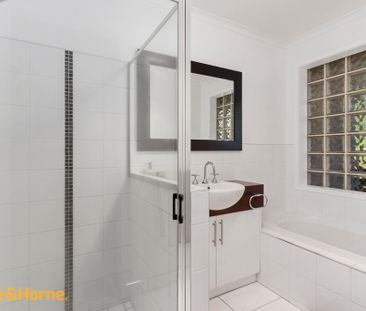 Stunning Family Home - Photo 2